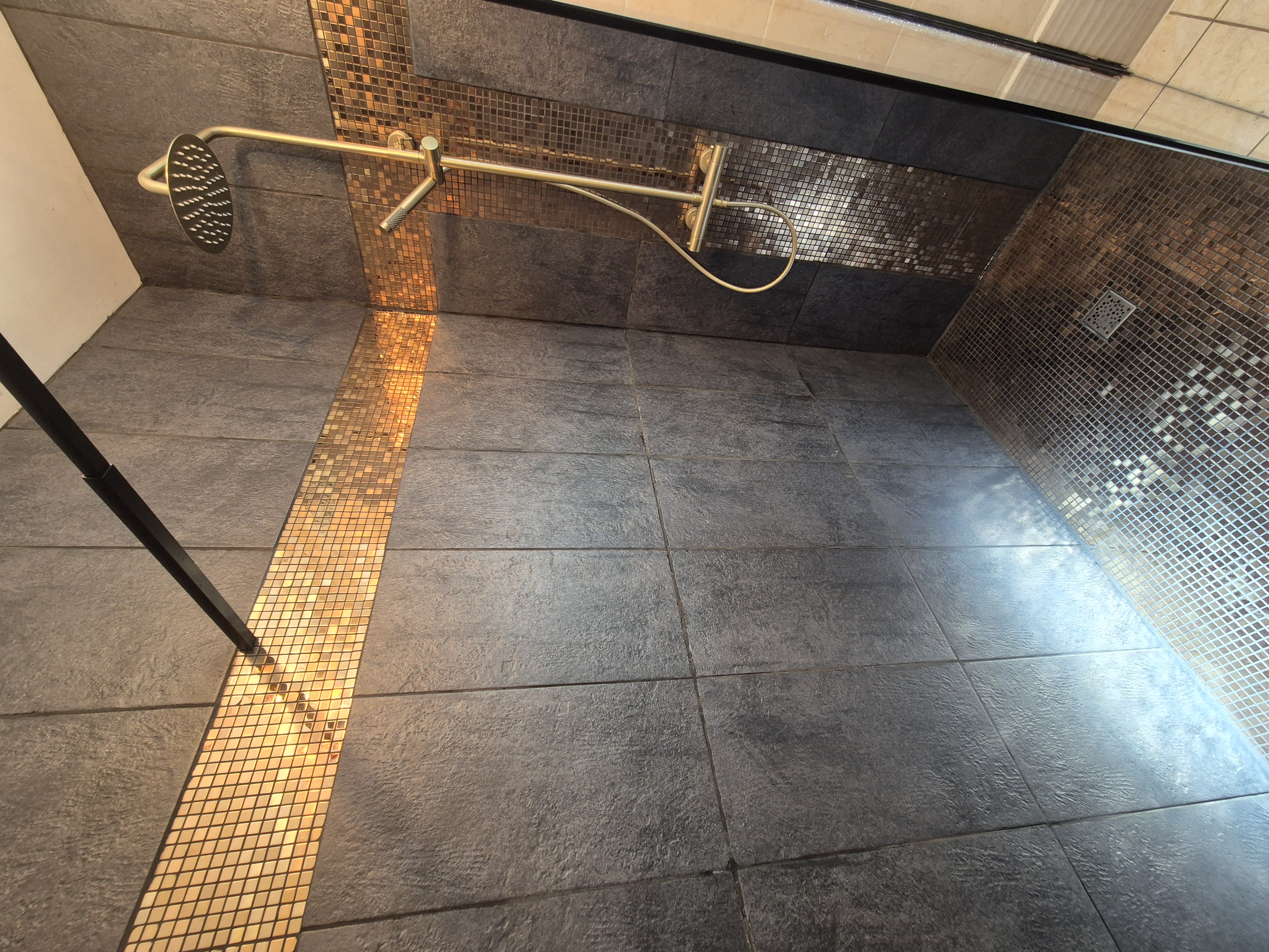Douche à l'italienne avec mosaïque dorée