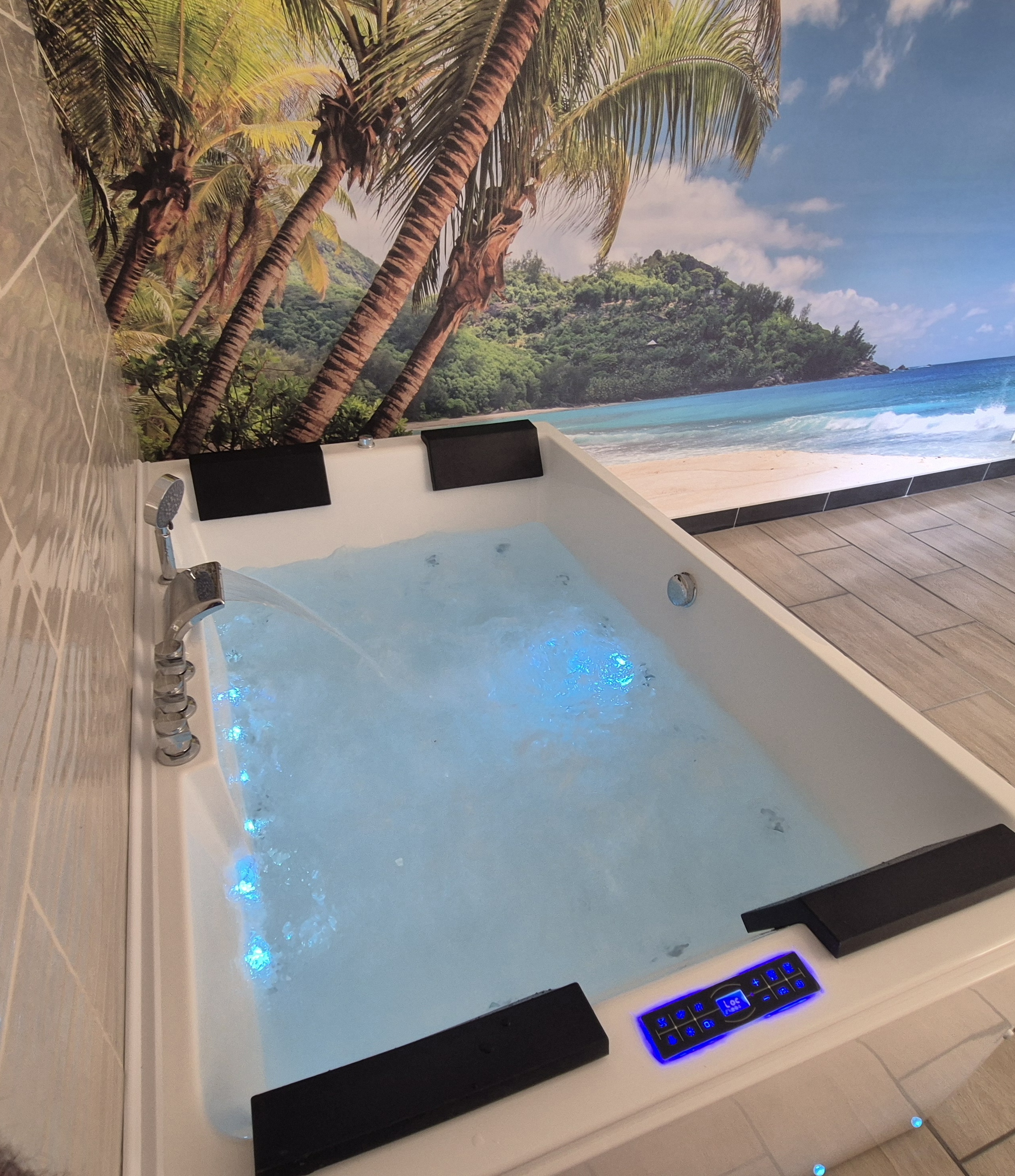 Baignoire balnéo avec vue sur plage paradisiaque