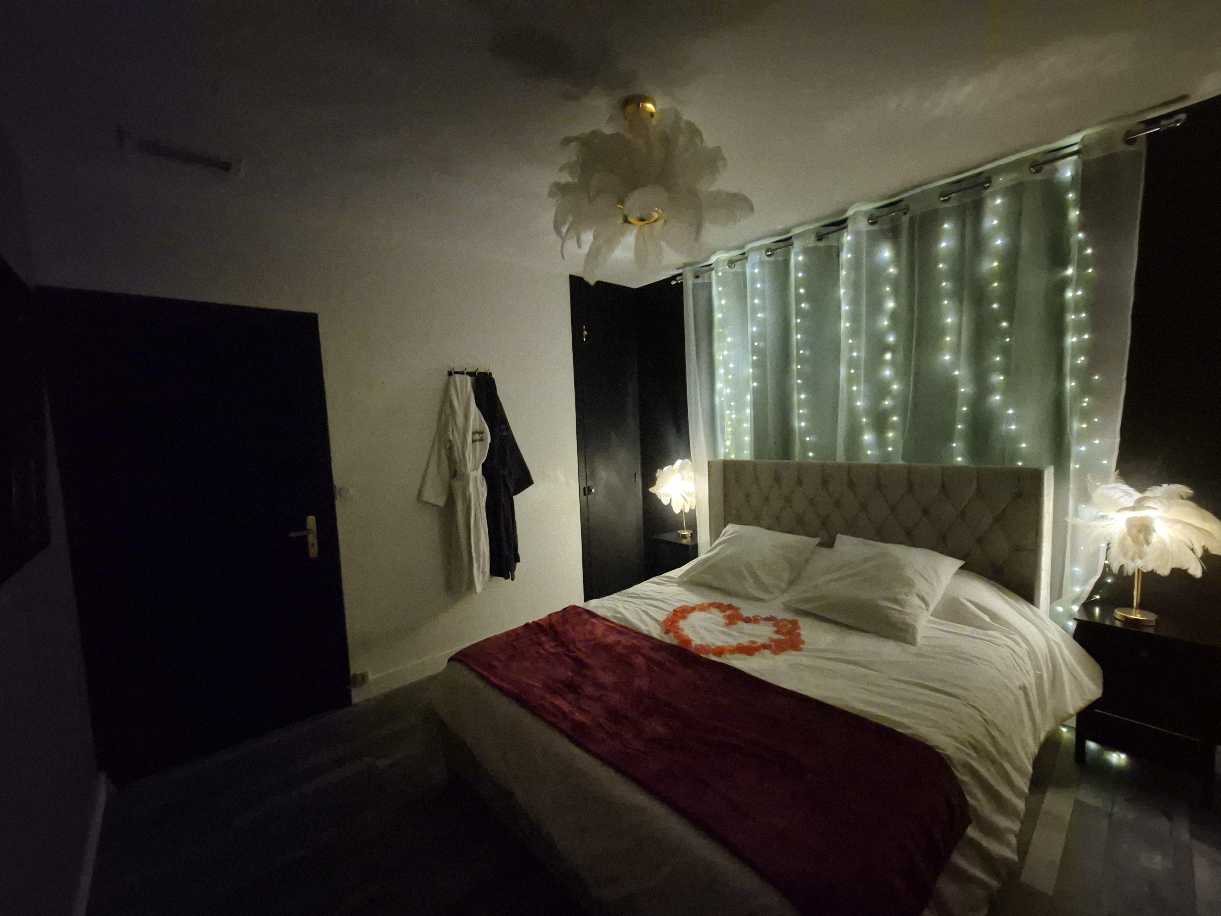 Love Room avec ambiance feutrée et guirlandes