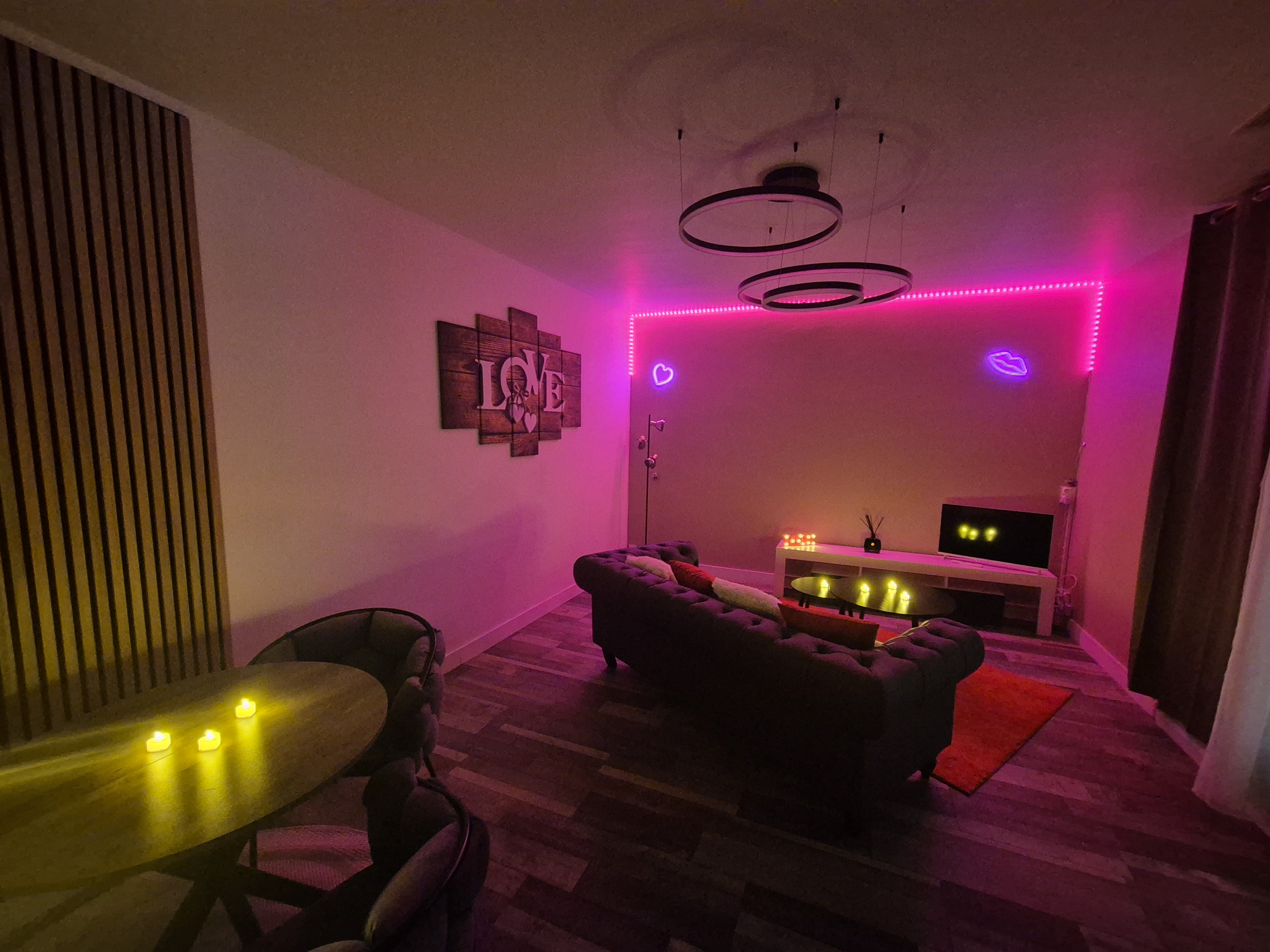 Salon détente avec ambiance colorée